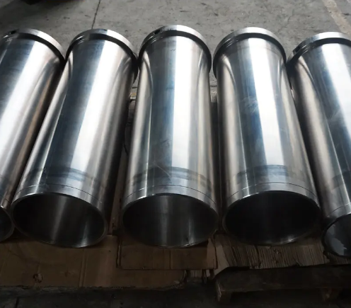 ¿De qué materiales metálicos están hechas principalmente las piezas fundidas resistentes al desgaste?